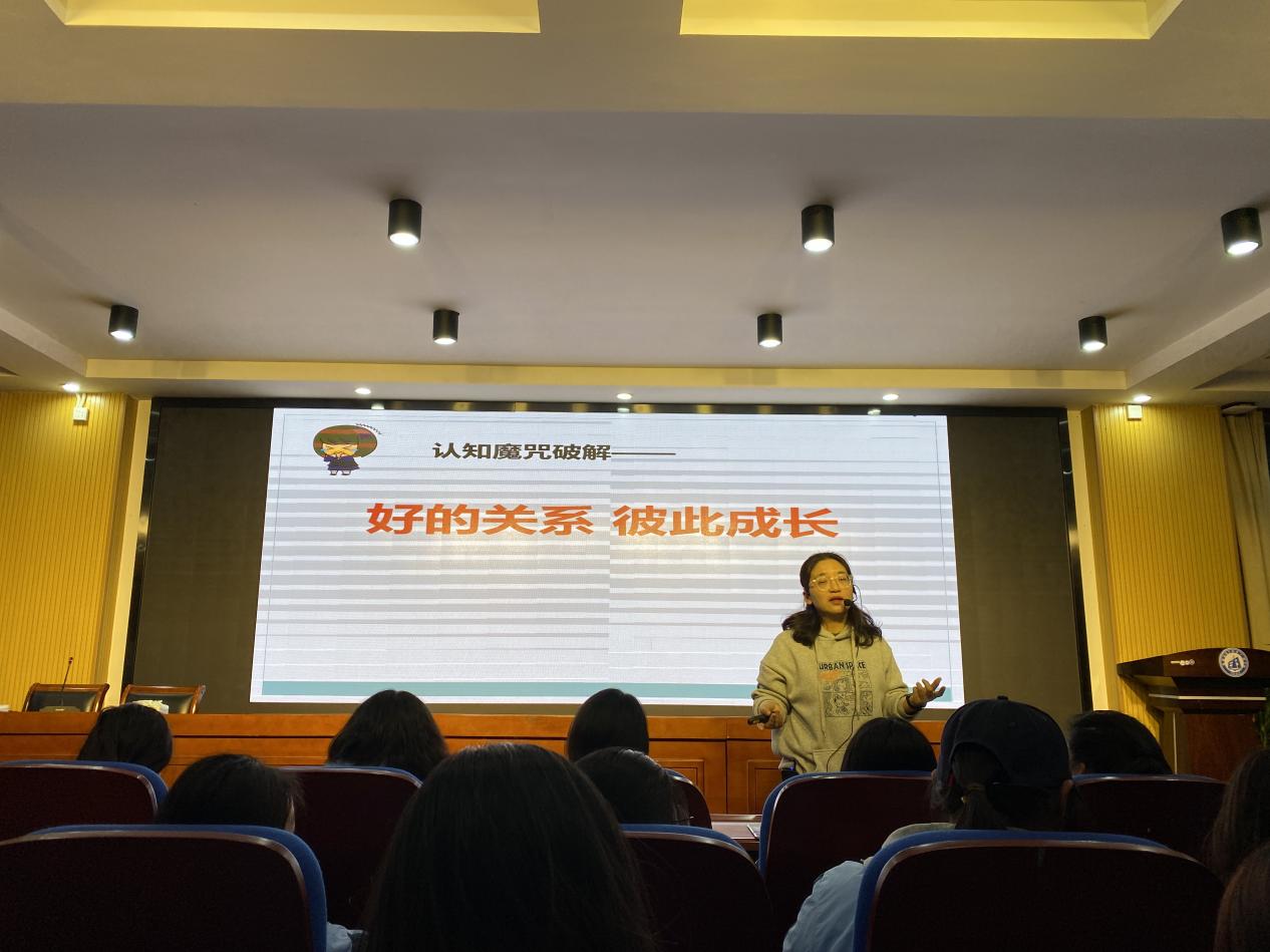 “喜迎三八，守护青春”——郑州市电子学校工程学校开展女生健康知识讲座