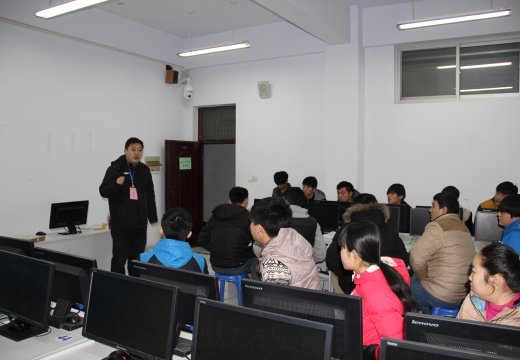 市成人教研室王大伟老师对学生进行考前培训