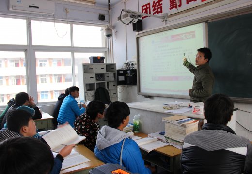 青年教师陈昊在讲授“基尔霍夫定律”