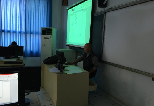 闫战伟老师讲授办公软件在教学中的应用