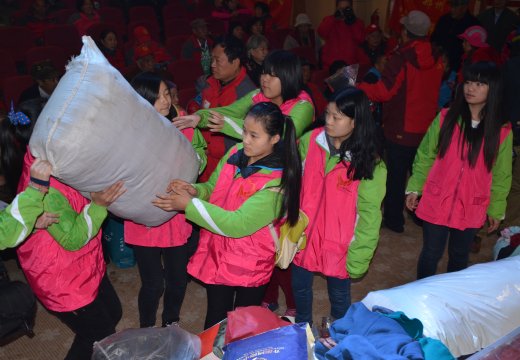 志愿者整理捐赠衣物