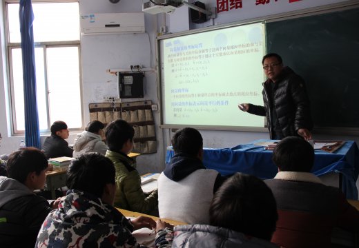 青年教师张斌在讲授“平面向量的内积”