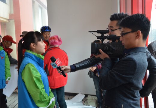 志愿者接受郑州电视台采访