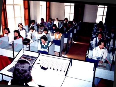 学校的第一个现代化语音室（2000年）