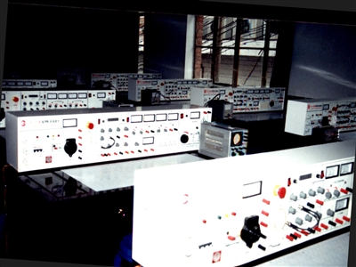 全国首批重点职业学校评审的电工电子实验设备（1999年）