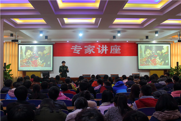 郑州市电子信息工程学校举办专家摄影讲座.JPG