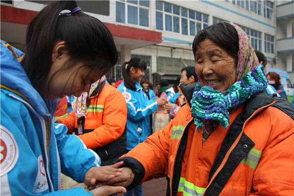 学生们为环卫工人带上亲手编制的反光围巾.JPG