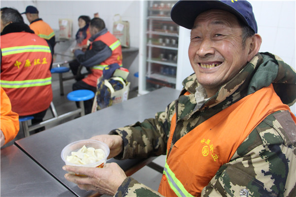 环卫工人在学校食堂吃上热气腾腾的饺子.JPG