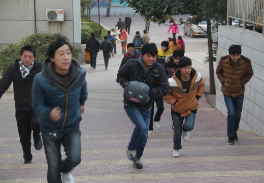 学生们快速跑向操场集合