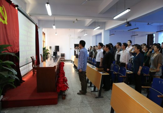 工会主席李震带领全体党员重温入党誓词