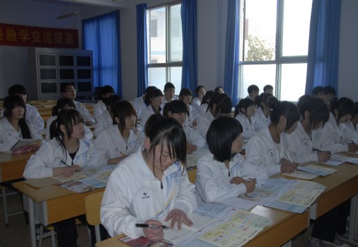 郑州市电子信息工程志愿者专心听讲，认真做笔记
