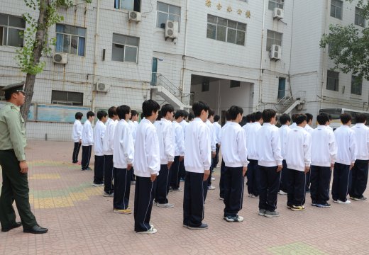 随着教官的口令，同学们做着标准的动作