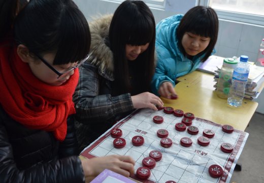 室内体育课上同学们开展了跳棋、象棋、五子棋等益智活动