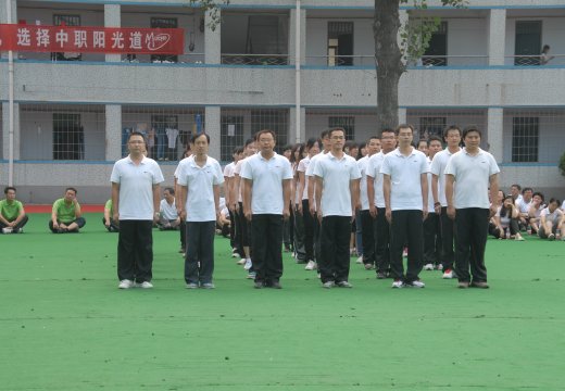 会操表演中青年教师方阵为大家展示训练成果