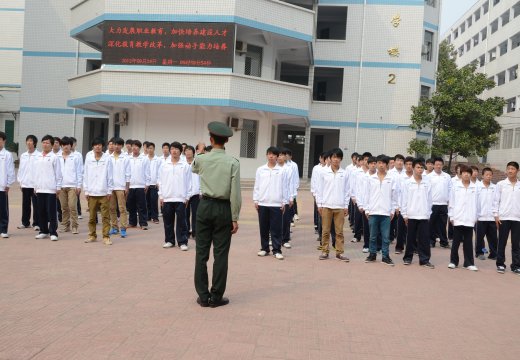 同学们集体列队等候教官指令