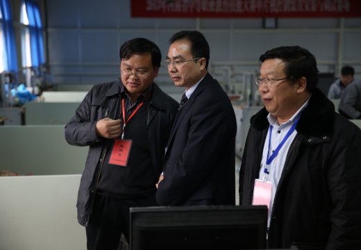 河南省教育厅副厅长尹洪斌在比赛现场与裁判员交谈