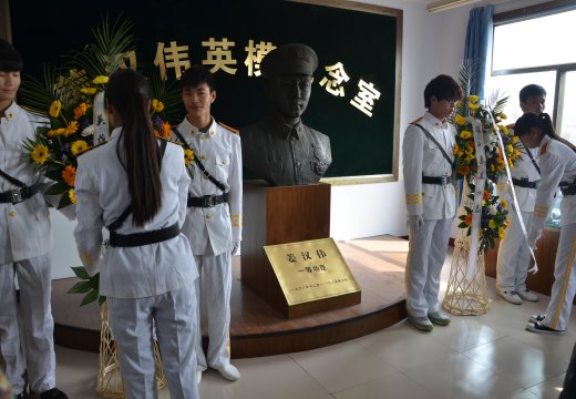 学生为烈士献上花篮并整理挽联