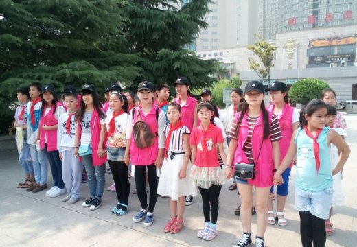 志愿者带领孩子们游览美丽的郑州