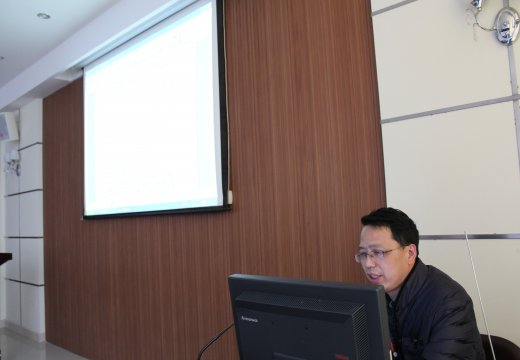 我校实训处主任李晓波参加物联网创意比赛正在向评委阐述观点