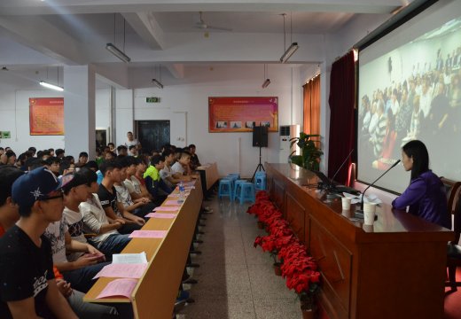 企业代表为学生们介绍企业概况等信息