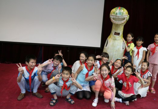 孩子们在郑州市科技馆内参观留影