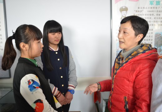 烈士妹妹姜汉丽老师为学生讲述烈士故事