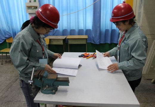 我校教师李水冰、邝爱华两位老师参加电气安装与调试教师组比赛