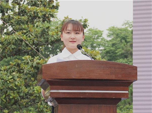 闫晓娜同学代表全省职教学生发言.JPG