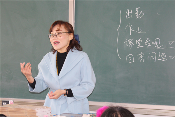 2 杜晓燕老师讲授职业道德与法律课.jpg