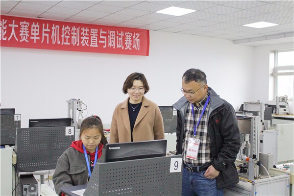 2钟海云副处长关注参赛选手.jpg