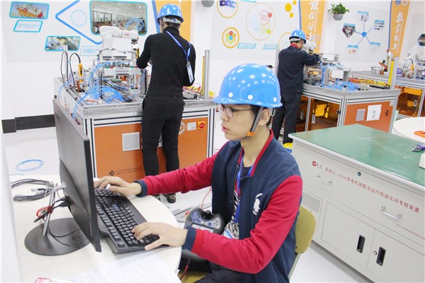 4机器人技术应用赛项选手认真比赛.jpg