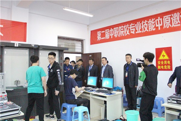 9与会领导巡视物联网技术应用赛项赛场.jpg