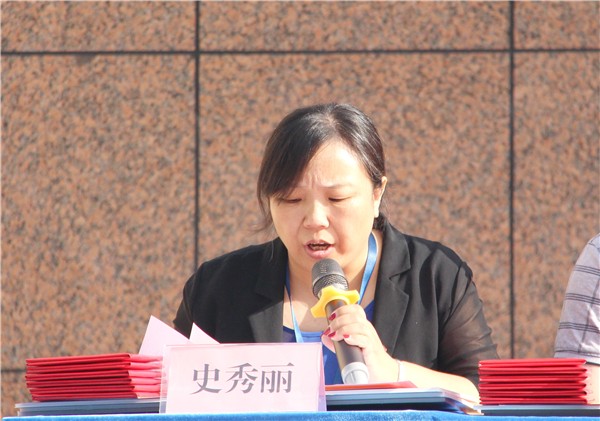 8纪委史秀丽书记宣读文明学生名单.jpg