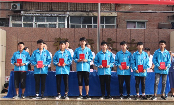 10-1三号学生代表领奖.jpg