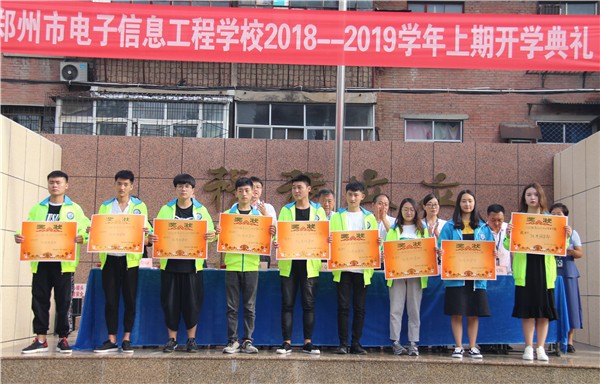 10-5优秀班集体代表领奖.jpg