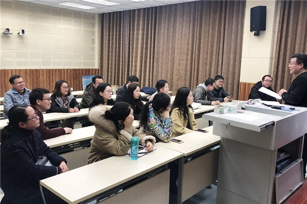 3参会青年教师认真聆听.jpg
