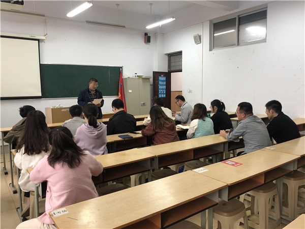 席明闰主任做青年教师培训.jpg
