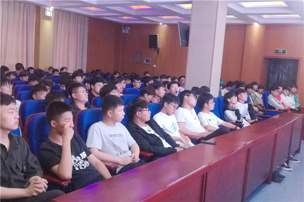 学生认真聆听.jpg