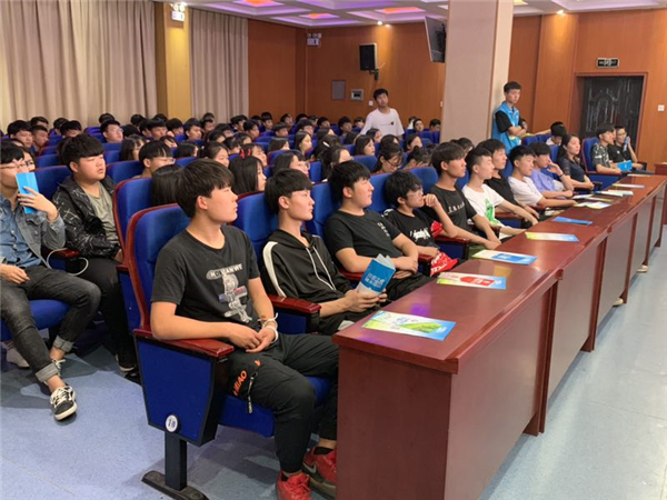 1学生认真聆听.jpg