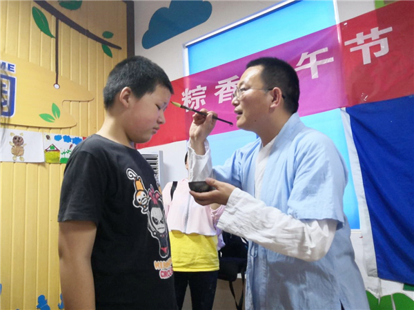 1.用雄黄酒点画额头.jpg