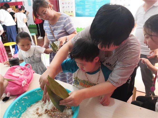 4一起包粽子.jpg