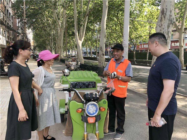 6将粽子送给环卫工人.jpg
