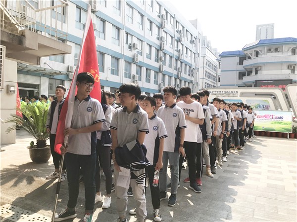 2 学校志愿者集结出发 助力少数民族运动会.jpg