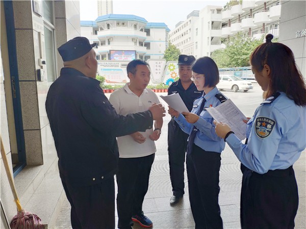 民警走进郑州市电子信息工程学校进行安全排查.jpg