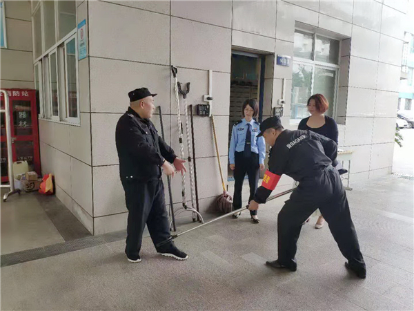 校园安保人员接受民警指导.jpg