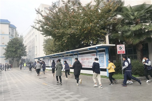 1郑州市电子信息工程学校举行消防疏散演练.jpg