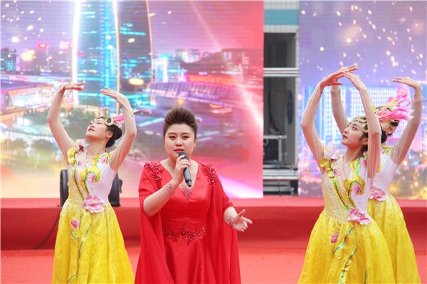 18 郑州艺术幼儿师范学校展示歌伴舞《不忘初心》.JPG