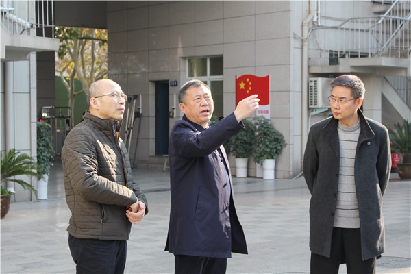 1高苑鑫处长（右）带领企业家王为工（左）一行到郑州市电子信息工程学校开展调研.jpg
