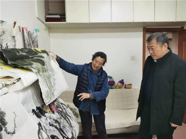 退休老教师吴凝瑞向校领导展示自己的画作.jpg