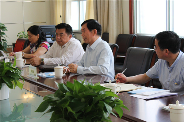 中国流通行业管理政研会党委书记张长杰（右二）交流行业发展和人才培养.JPG
